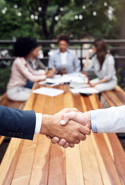 Encontro com pessoas de negócios e trabalho em equipe com aperto de mão para apresentação de boas-vindas e incorporação de funcionários contadores de café ao ar livre e aperto de mãos para acordo de parceria e negócio b2b em close-up