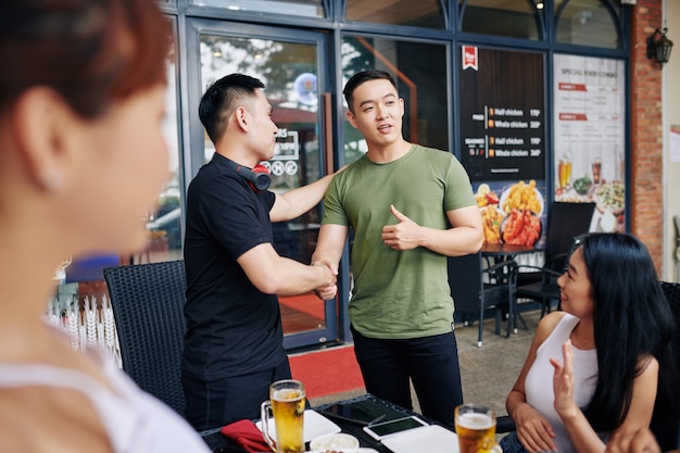 Encontro de amigos no café