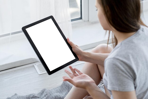 Encontro online de maquete de computador casual de mulher irreconhecível falando com computador tablet com