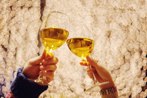 encontro romântico à noite no quarto de hotel ou jantar no restaurante, casal feliz com copo de vinho