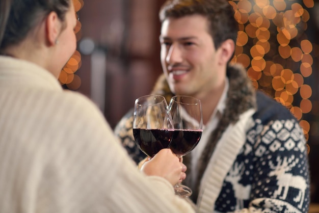 encontro romântico à noite no restaurante feliz casal jovem com copo de vinho, chá e bolo