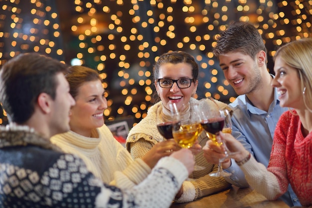 encontro romântico à noite no restaurante feliz casal jovem com copo de vinho, chá e bolo