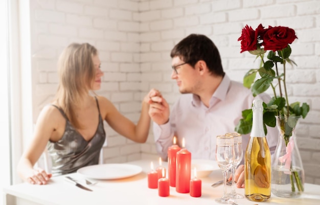 Encontro romântico Casal apaixonado tendo encontro romântico em casa