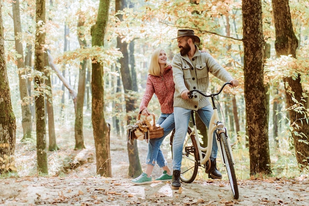 Encontro romântico com bicicleta.