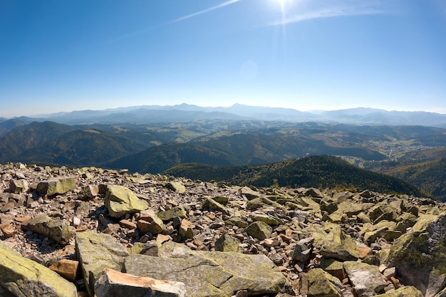 Encosta de montanha rochosa com grandes pedregulhos de pedra em dia ensolarado