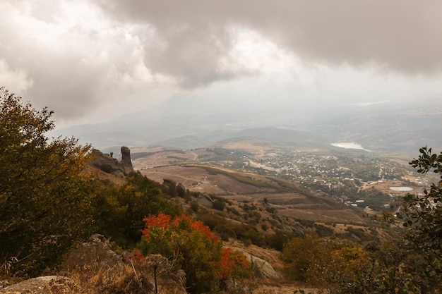 Encostas do topo da cordilheira Demerdzhi com vista para os vales