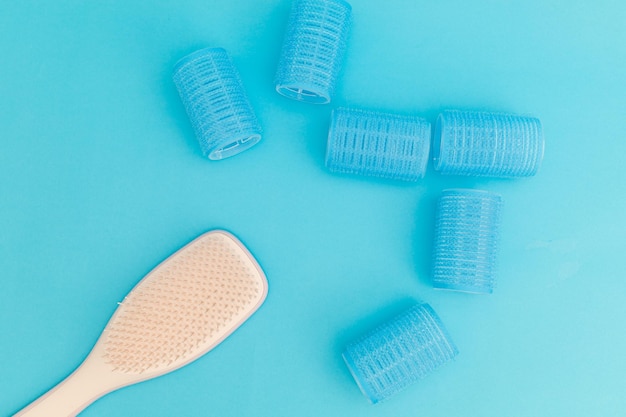 Encrespadores de cabelo grandes em monocromático de fundo azul