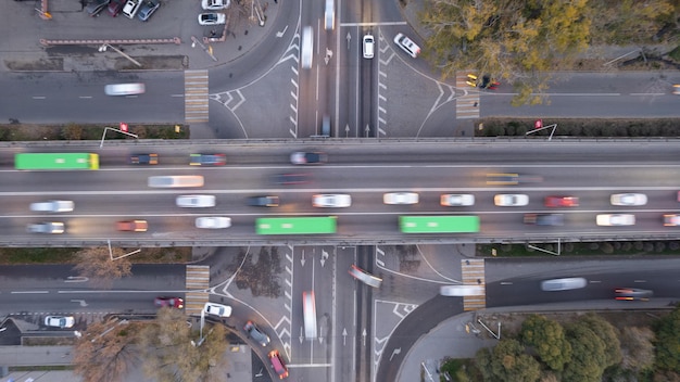 Foto una encrucijada con muchos coches, autobuses y camiones.