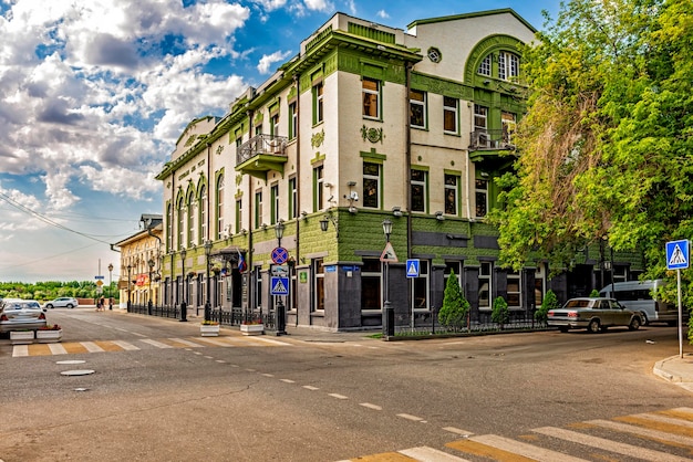 Encrucijada del paisaje de Astrakhan de las calles de Nikolskaya y de Uritsky