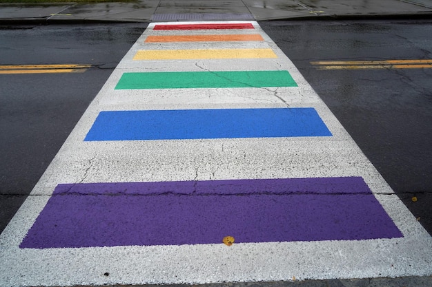 Encruzilhada de pedestres com bandeira do arco-íris