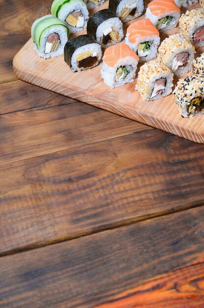 Se encuentra el juego de sushi de una serie de rollos.