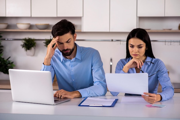 Encuentra la salida Jóvenes empresarios con problemas que buscan formas de mejorar su proyecto empresarial