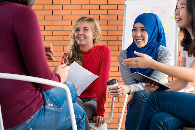 Encuentro casual de mujeres multiétnicas para proyecto social.