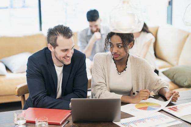 Encuentro de empresarios de diversas razas