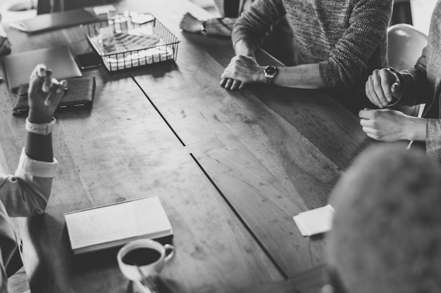 Encuentro de negocios en blanco y negro