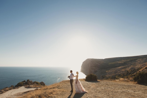 El encuentro de los novios en la naturaleza La novia va al novio