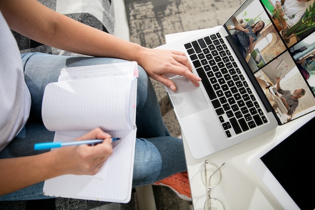 Encuentro online, educación. Trabajo remoto desde casa. Lugar de trabajo en la oficina en casa en el sofá con ordenador portátil y dispositivos. Concepto de aprendizaje a distancia, aislamiento, negocios femeninos, compras en línea, conferencias.