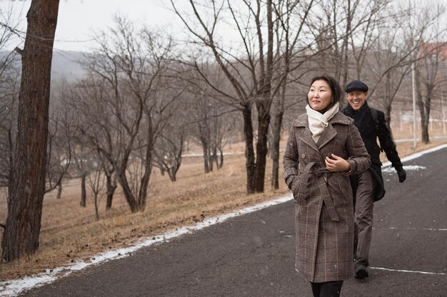 El encuentro de una pareja asiática enamorada en el parque de la ciudad de invierno