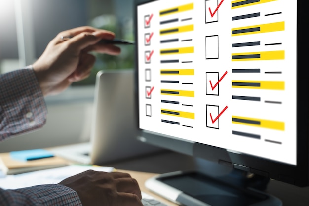 Foto encuesta de empresario y análisis de resultados encuesta de descubrimiento prueba en línea de concepto evaluar encuesta evaluar en computadora análisis de evaluación digital negocio