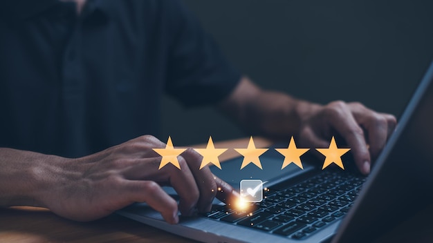Encuesta de experiencia de servicio al cliente y satisfacción empresarial de cerca usando teléfono inteligente y dar símbolo de cinco estrellas para aumentar la calificación del concepto de producto y servicio