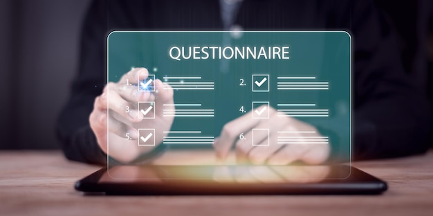 encuesta en línea o concepto de respuesta al cuestionario examen en línea rellenando formularios de encuesta utilizando t