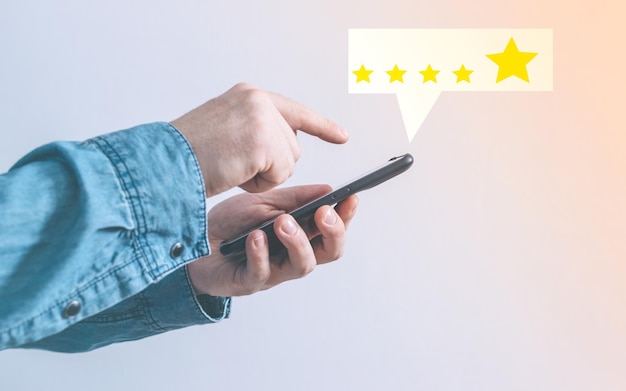 Encuesta de satisfacción del cliente otorgando una calificación de 5 estrellas a un servicio realizado con un teléfono inteligente