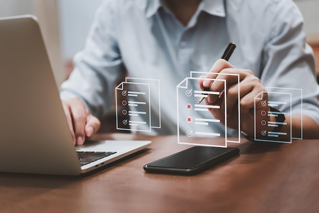 Encuestas en línea y formularios para responder preguntas con icono de casilla de comprobación en una ventana digital que proporcionan información perspicaz sobre la satisfacción laboralConcepto de investigación de mercado, comentarios de los clientes y recopilación de datos