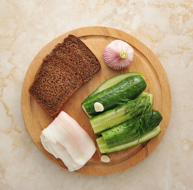 Encurtidos de pepinos, tocino salado, pan