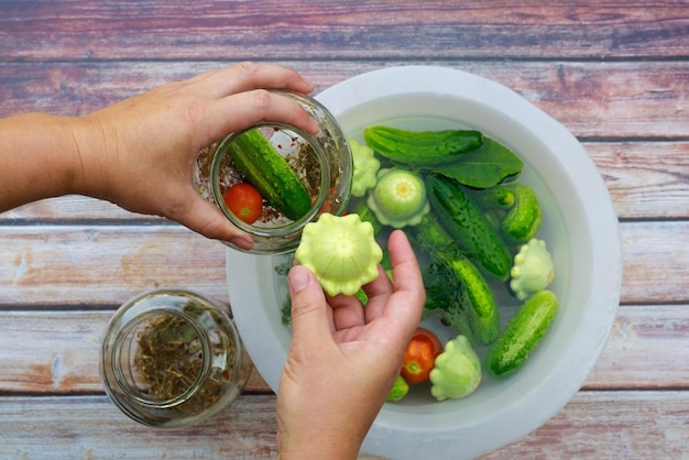 Encurtir pepinos y calabazas es fácil con recién cosechados del jardín