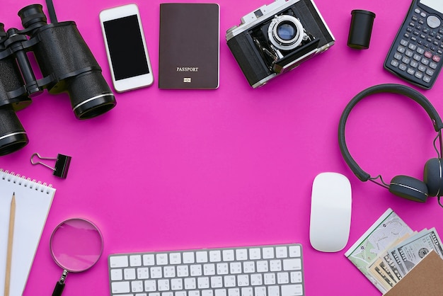 Foto endecha plana de accesorios en el fondo de escritorio rosa