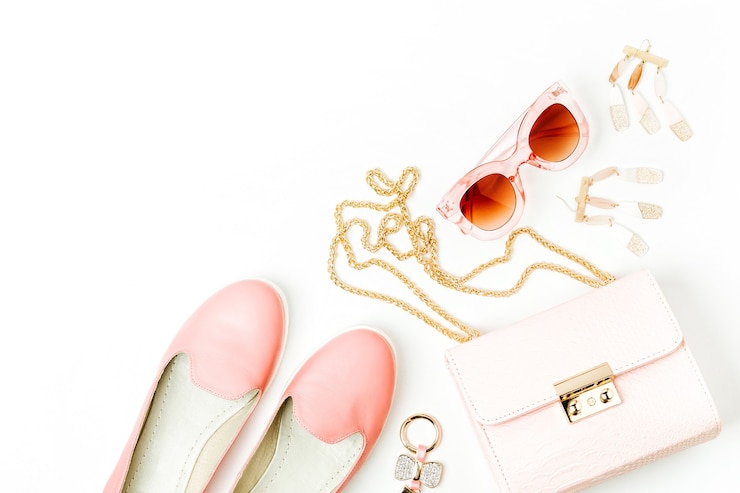 Foto endecha plana de accesorios de moda femenina, zapatos, productos de maquillaje y bolso sobre fondo de color pastel. concepto de belleza y moda