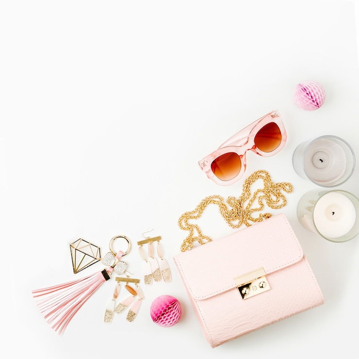 Foto endecha plana de accesorios de moda femenina, zapatos, productos de maquillaje y bolso sobre fondo de color pastel. concepto de belleza y moda