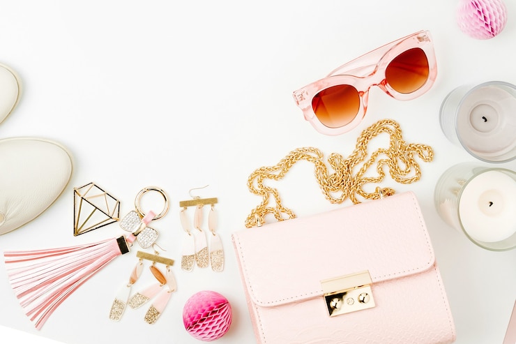 Foto endecha plana de accesorios de moda femenina, zapatos, productos de maquillaje y bolso sobre fondo de color pastel. concepto de belleza y moda