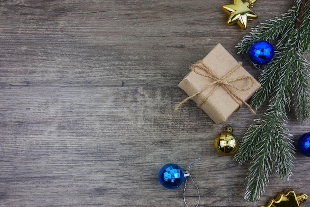 Endecha plana adornos de Navidad sobre fondo de madera con espacio de copia