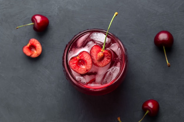 Endecha plana con bebida de frutas hecha de cerezas y hielo.