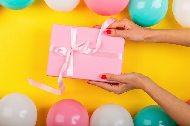 Endecha plana con caja de regalo de cumpleaños