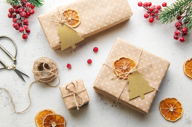 Endecha plana con cajas de regalo de navidad