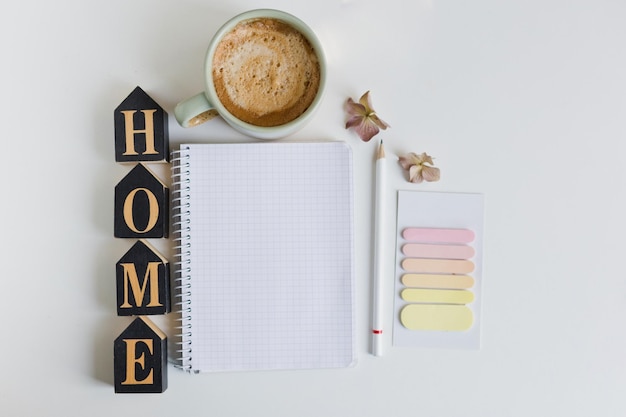 Endecha plana con cuaderno y café.