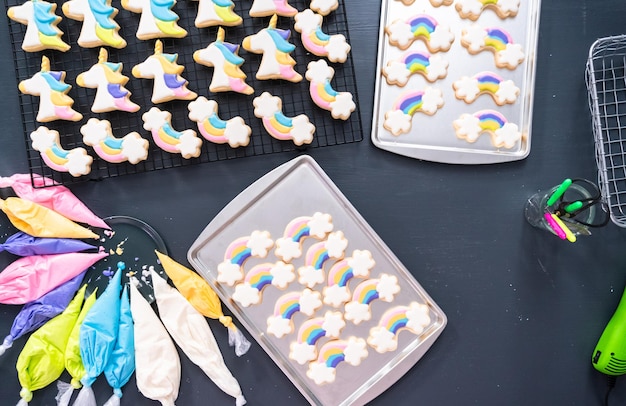 Endecha plana. Decorar galletas de azúcar en forma de unicornio con glaseado real.