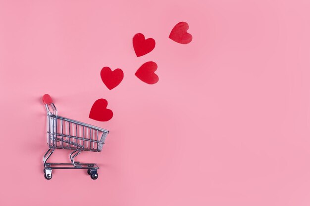 Endecha plana. Embalaje para compras, regalos y paquetes sobre fondo rosa. El concepto de entrega de regalos y paquetes para las fiestas de san valentín, agradables sorpresas. Compras, venta, promoción.