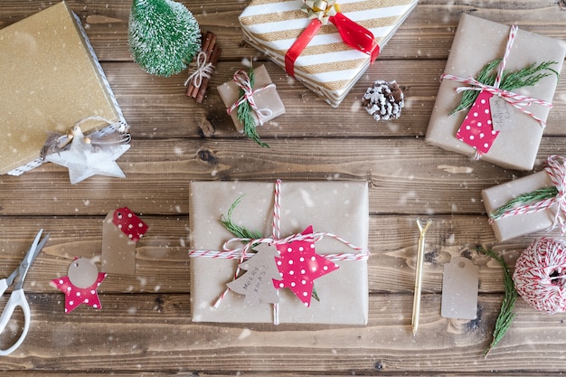 Endecha plana Envoltura de regalos de Navidad Embalaje de año nuevo presenta