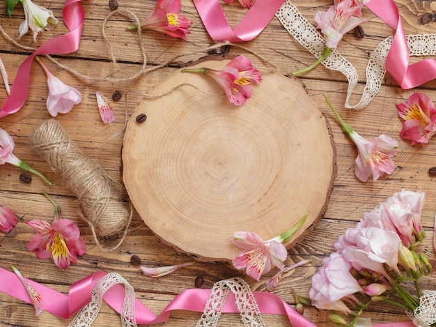 Endecha plana de flores rosas y tablero de madera con espacio para copiar en la mesa de madera. Hermoso diseño de lirios peruanos con espacio para plantilla. Concepto de celebración de vacaciones románticas