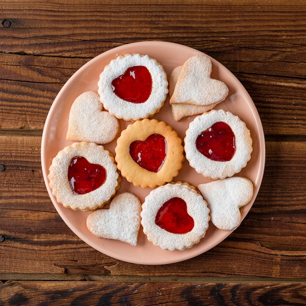 Endecha plana de galletas con mermelada en forma de corazón