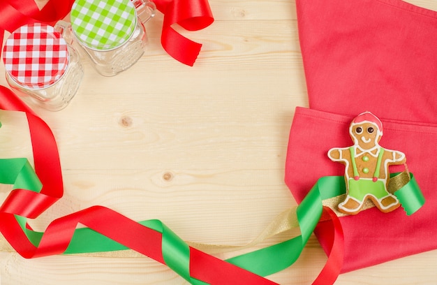 Foto endecha plana de hombre de jengibre feliz decorado con glaseado rojo, verde y blanco para navidad