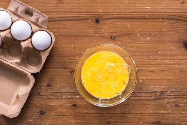 Endecha plana. Huevos orgánicos blancos sobre la mesa para hacer pan jalá.