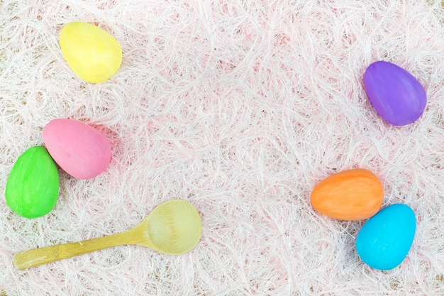 Endecha plana de huevos de Pascua, vista desde arriba con espacio de copia de texto.