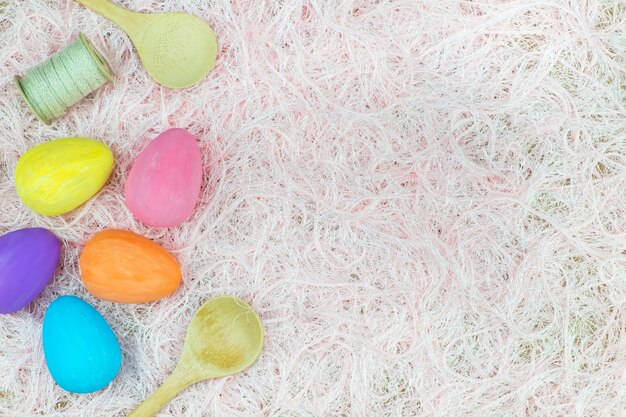 Endecha plana de huevos de Pascua, vista desde arriba con espacio de copia de texto.