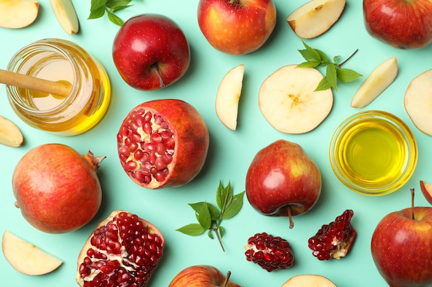 Endecha plana con manzana, miel y granada sobre menta