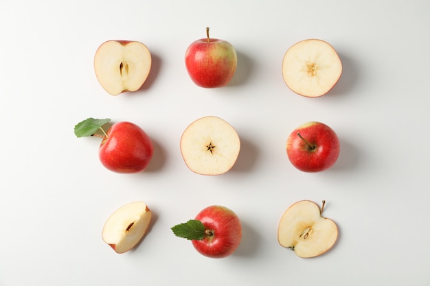 Endecha plana con manzanas rojas en mesa blanca