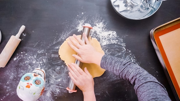 Endecha plana. Mujer horneando galletas de calaveras de azúcar para la festividad del Día de los Muertos.